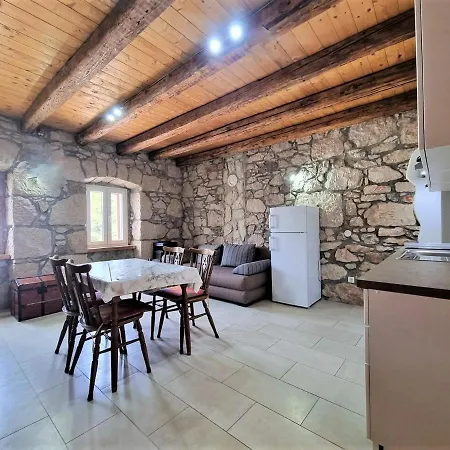 Island Stone Apartment *